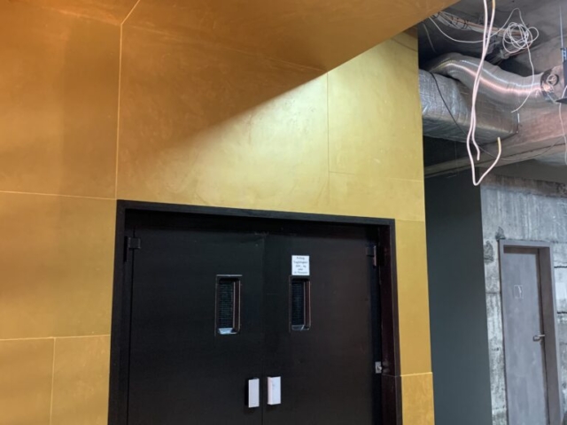 Goldene Wandgestaltung